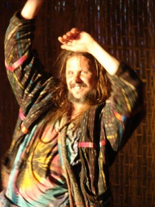 Tanzender Hippie am Anjuna in Goa