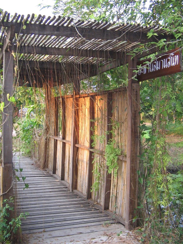 Ashram - Der Eingang zu einem verlassenem Ashram in Indien